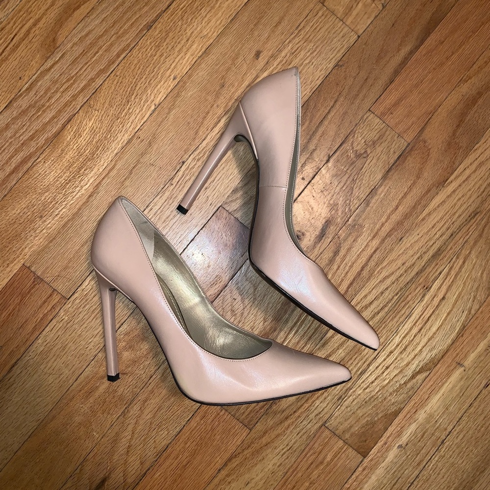 AUTHENTIC STUART WEITZMAN TAUPE POINT TOE PUMPS